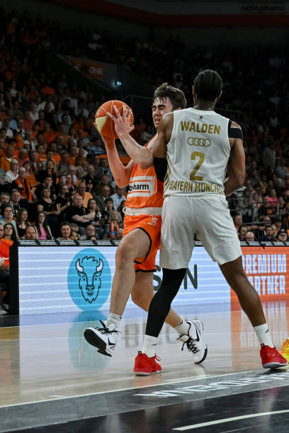 他通过针对 他通过针对